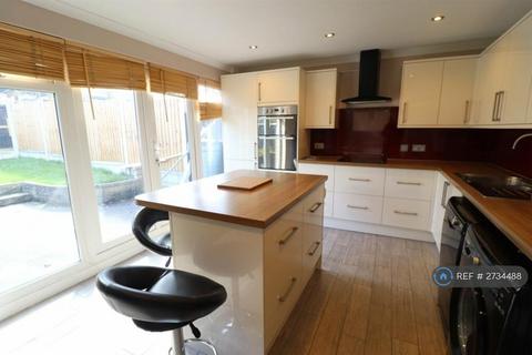 4 bedroom terraced house to rent, Gun Hill Place, Basildon, SS16