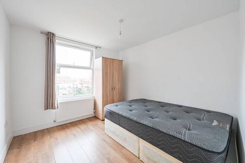 2 bedroom flat to rent, Barratt Avenue, N22, Wood Green, London, N22