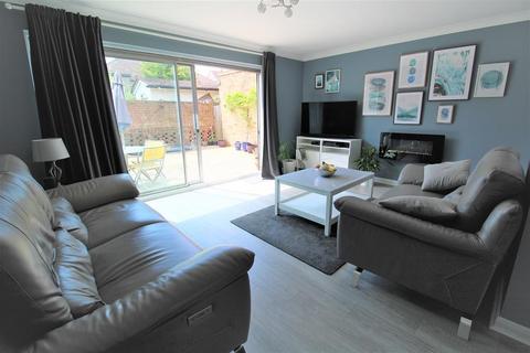 3 bedroom semi-detached house to rent, Birchington Close, Bexleyheath, Kent, DA7 5ED