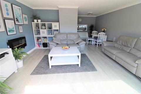 3 bedroom semi-detached house to rent, Birchington Close, Bexleyheath, Kent, DA7 5ED