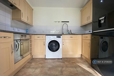 2 bedroom flat to rent, Page Court, Crawley, RH10
