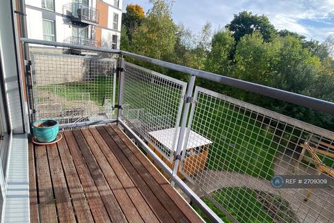 2 bedroom flat to rent, Page Court, Crawley, RH10