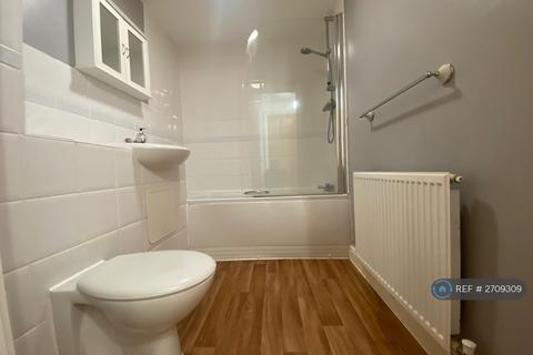 2 bedroom flat to rent, Page Court, Crawley, RH10