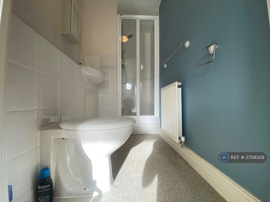 En-Suite (Bedroom 1)