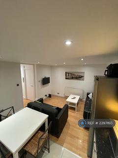 4 bedroom flat to rent, Garratt Lane, London, SW17