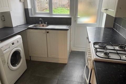 3 bedroom terraced house to rent, Highover Close, Luton