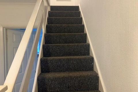 3 bedroom terraced house to rent, Highover Close, Luton