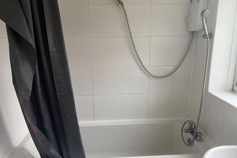 3 bedroom terraced house to rent, Highover Close, Luton