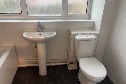 3 bedroom terraced house to rent, Highover Close, Luton