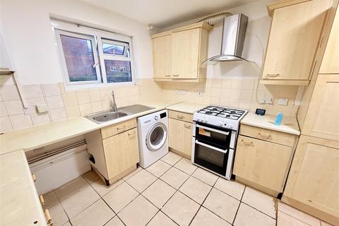 3 bedroom terraced house to rent, Zulu Road, Nottingham NG7