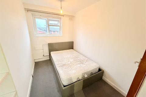 3 bedroom terraced house to rent, Zulu Road, Nottingham NG7