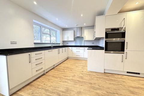 4 bedroom detached house to rent, Heron Shaw, Cranleigh