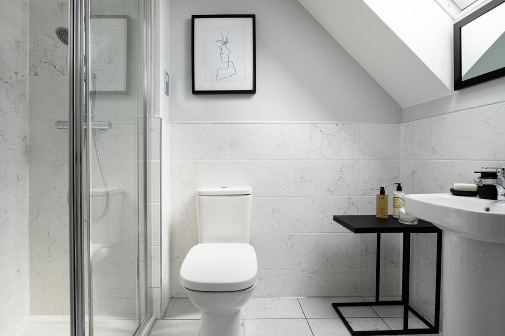 En-suite shower room away from the family