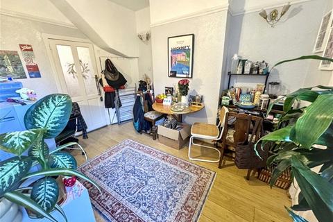 2 bedroom maisonette to rent, Hove Avenue, Walthamstow
