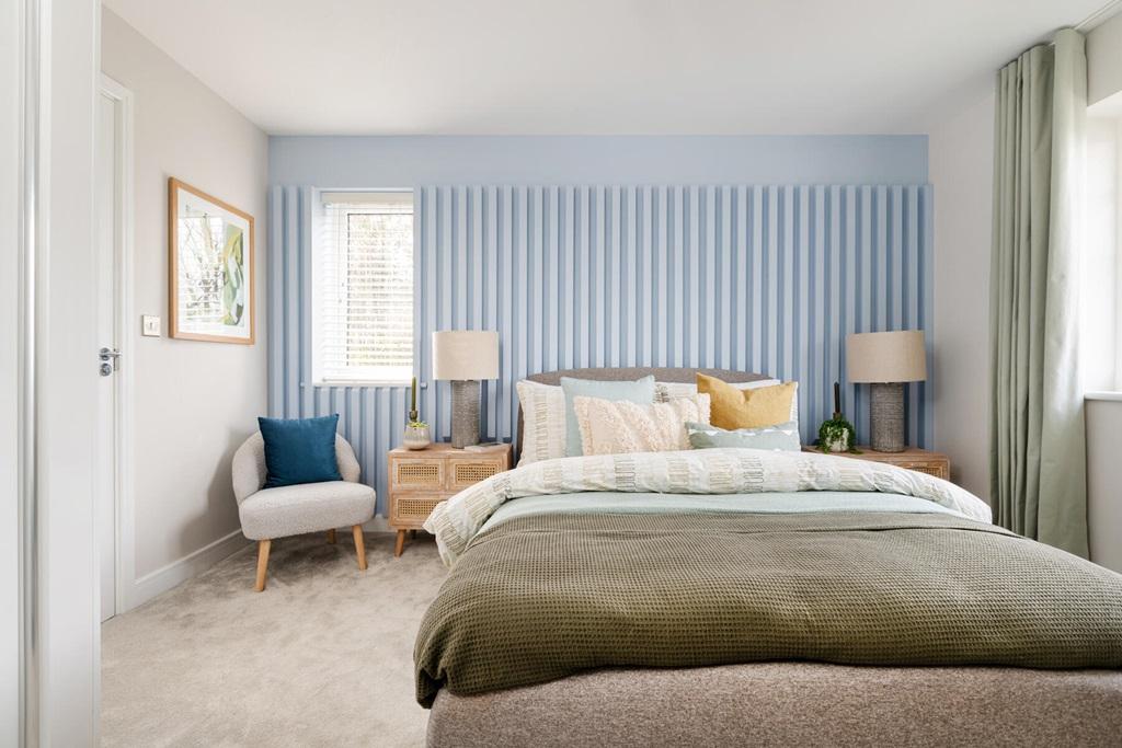 King-size main bedroom with en-suite
