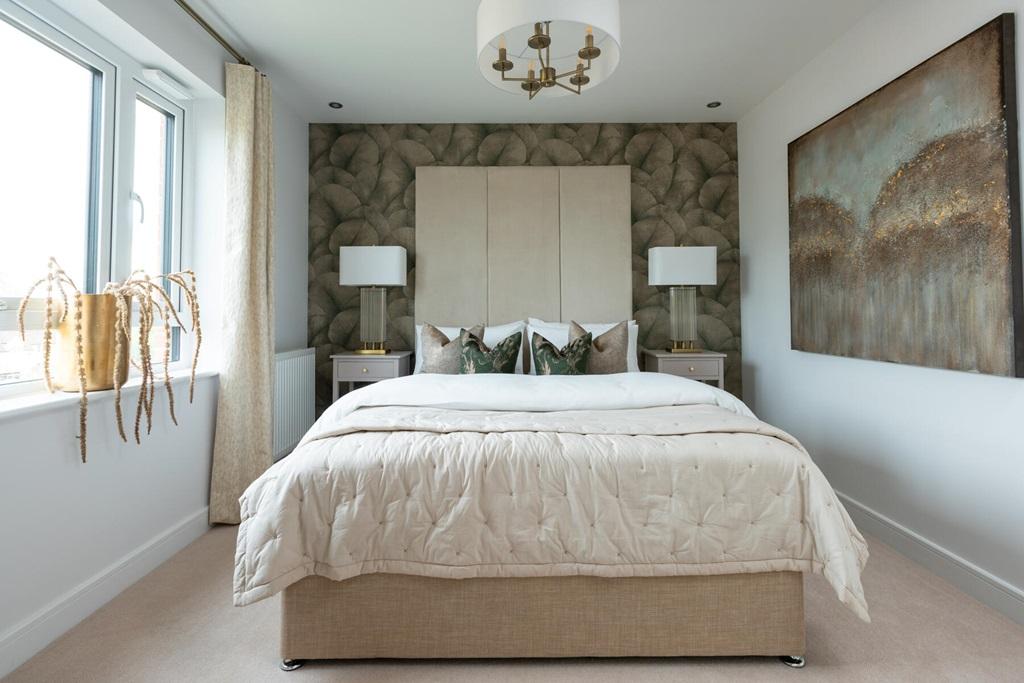 King-size main bedroom boasts it's own en-suite
