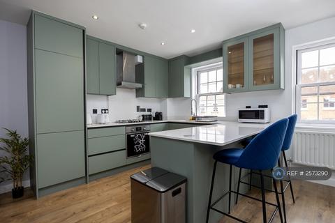 3 bedroom flat to rent, Home Court, Reading, RG1