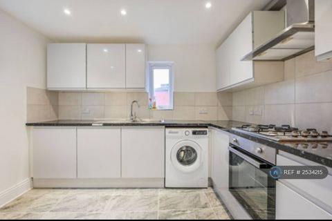 1 bedroom in a flat share to rent, Myddleton Road, London, N22