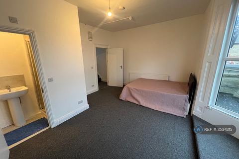 1 bedroom in a flat share to rent, Myddleton Road, London, N22
