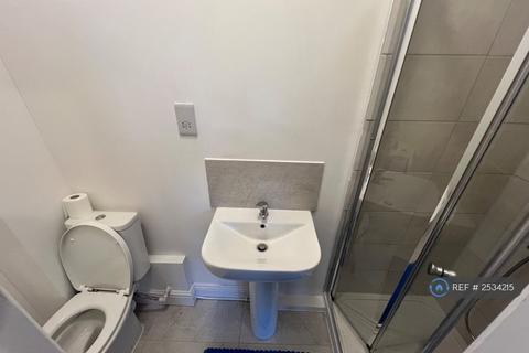 1 bedroom in a flat share to rent, Myddleton Road, London, N22