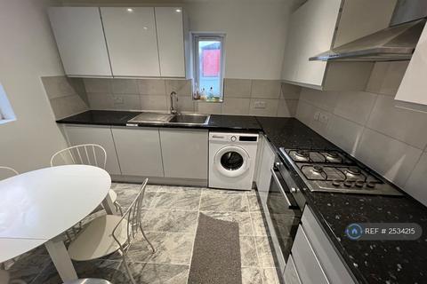 1 bedroom in a flat share to rent, Myddleton Road, London, N22