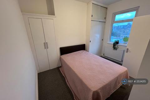 1 bedroom in a flat share to rent, Myddleton Road, London, N22