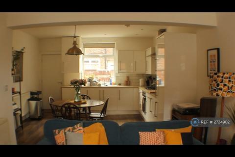 2 bedroom terraced house to rent, Kingsmill Avenue, Manchester, M19