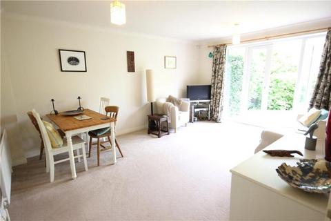 2 bedroom flat to rent, Vale Farm Road, Woking GU21