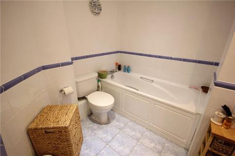 2 bedroom flat to rent, Vale Farm Road, Woking GU21