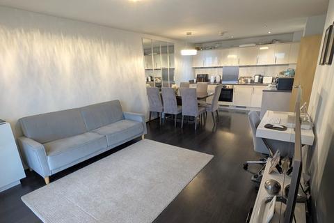 2 bedroom flat to rent, Nankeville Court, Woking GU22