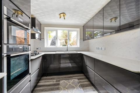 4 bedroom detached house for sale, Wisley Road, Andover
