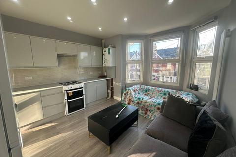 4 bedroom flat to rent, Caulfield Road, London E6