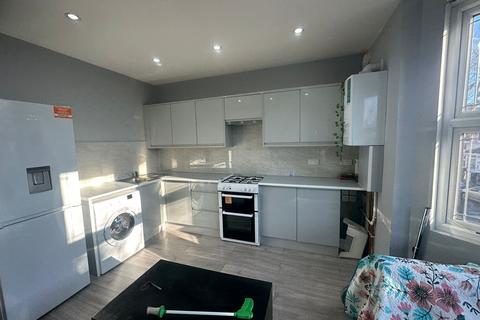 4 bedroom flat to rent, Caulfield Road, London E6