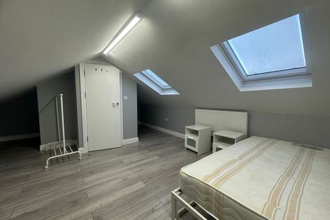4 bedroom flat to rent, Caulfield Road, London E6