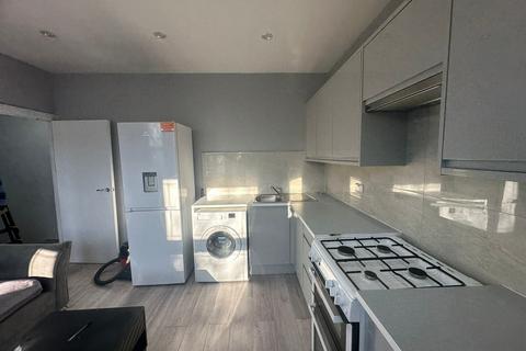 4 bedroom flat to rent, Caulfield Road, London E6