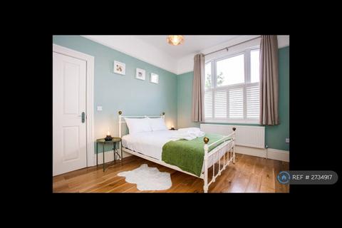 2 bedroom flat to rent, Boundaries Road, London, SW12