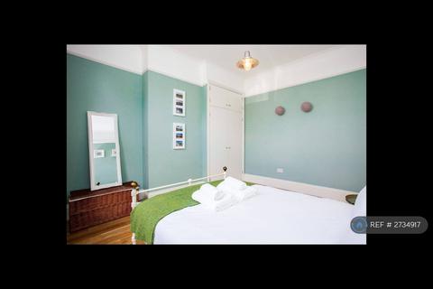 2 bedroom flat to rent, Boundaries Road, London, SW12