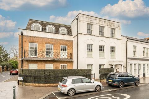 1 bedroom flat for sale, High Street, Hampton TW12
