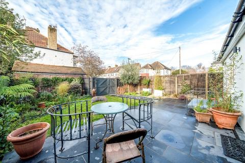 undefined, Wellington Road, Hampton TW12
