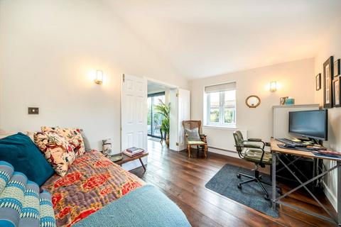 undefined, Wellington Road, Hampton TW12