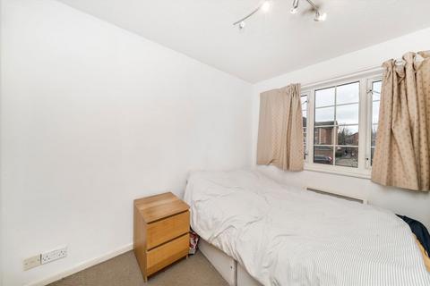 2 bedroom flat to rent, Sigrist Square, Kingston Upon Thames KT2