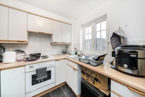 2 bedroom flat to rent, Sigrist Square, Kingston Upon Thames KT2