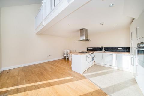3 bedroom house to rent, Brighton Road, Tadworth KT20