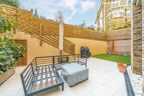 3 bedroom flat for sale, Gressenhall Road, London SW18