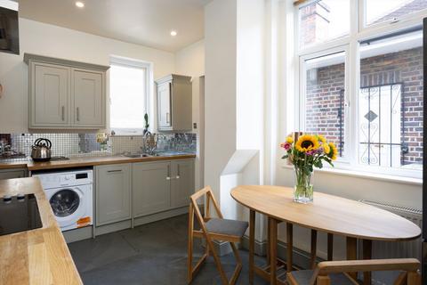 3 bedroom flat for sale, Putney Hill, London SW15