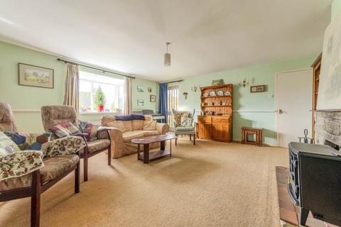 2 bedroom detached bungalow for sale, Rawlinson Close, Chadlington