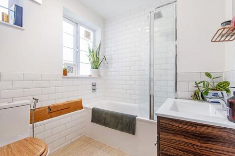 1 bedroom flat for sale, Upper Clapton Road, London E5
