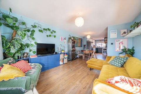 3 bedroom flat for sale, Mabley Street, London E9