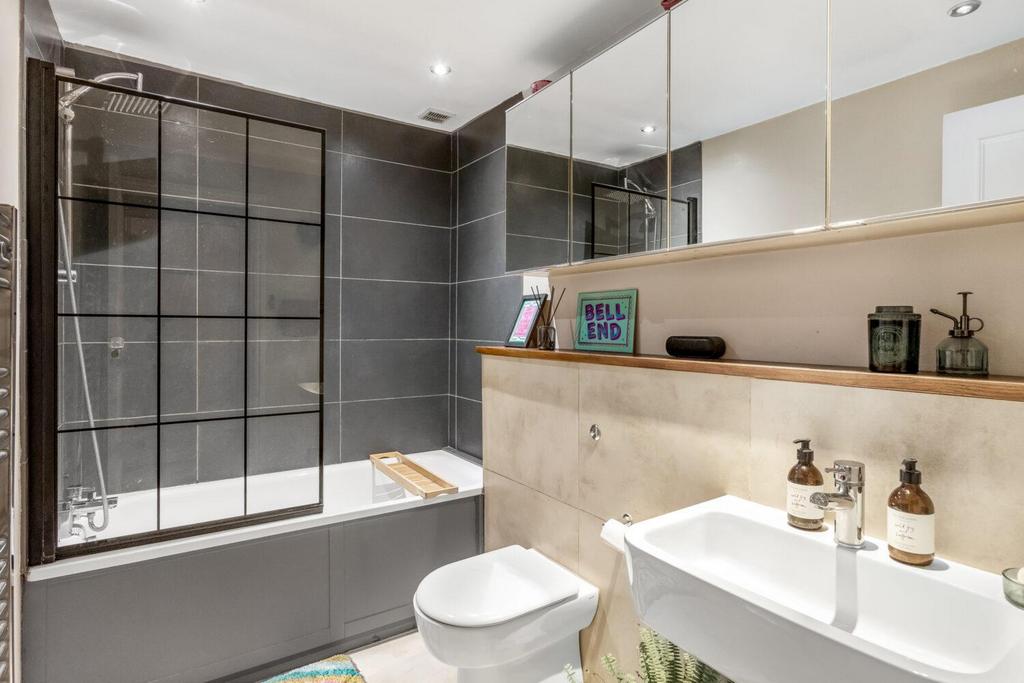 R2 A1081-1500x1000.jpg