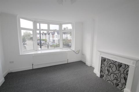 2 bedroom flat to rent, London Road, Wesctliff On Sea, Essex